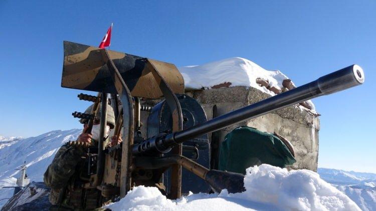 <p>Hakkari'nin &Ccedil;ukurca il&ccedil;e merkezine yaklaşık 35 kilometre uzaklıkta, PKK'lı ter&ouml;ristlerin yuvalandığı Kuzey Irak tarafındaki Metina B&ouml;lgesi'ne ise sadece 5 kilometre mesafede bulunan Tepeşin b&ouml;lgesine, 13 Mayıs 2016'da meydana gelen helikopter kazasında şehit d&uuml;şen Astsubay Mekan Şahin'in ismi verildi.</p>
