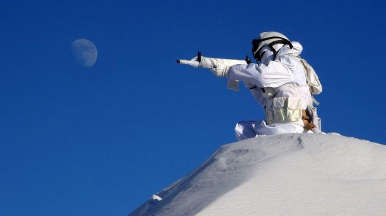 <p>Aselsan'ın geliştirdiği tamamı yerli, milli ve son teknolojik cihazlarla donalıtalan &uuml;s b&ouml;lgesinde g&ouml;rev yapan hudut kartalları, 7/24 eller tetikte g&ouml;zetleme yapıp, ter&ouml;rist sızmalarına karşı &ouml;nlem alıyorlar.Kış aylarında yer yer 5 metre karın bulunduğu &uuml;s b&ouml;lgesinde, en ufak bir hareketlilikte ise ter&ouml;r hedefleri ağır silahlarla ateş altına alınıyor.</p>
