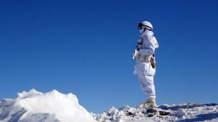 <p>Mehmet&ccedil;ik, sınır hattında bir yandan ter&ouml;ristlerle ve ka&ccedil;ak&ccedil;ılık olaylarıyla m&uuml;cadele ederken, bir taraftan da karla, kışla m&uuml;cadele ediyor. B&ouml;lgede uzun ve &ccedil;etin ge&ccedil;en kış aylarında kar kalınlığı zaman zaman 5 metreyi, hava sıcaklığı ise eksi 35 derecelere kadar d&uuml;ş&uuml;yor. Kış aylarının zorlu ge&ccedil;tiği &uuml;s b&ouml;lgesine yılın b&uuml;y&uuml;k b&ouml;l&uuml;m&uuml; karayolu ile ulaşım da sağlanamıyor. Askerin yaşam malzemeleri helikopterlerle &uuml;s b&ouml;lgeasine ulaştırılıyor.</p>
