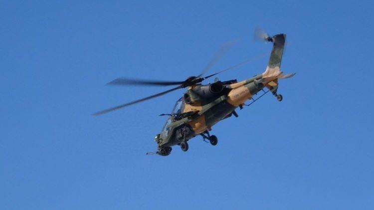 <p>Sınır hattında vatan savunması yapan hudut kartalları da aileleri ve yakınlarının yeni yıllarını kutlayarak mesaj yolladı. Mehmet&ccedil;ikler,"Tepeşin &uuml;s b&ouml;lgezinde milletimizin emrinde, hudutların bek&ccedil;ileri olarak buradayız. Buadan yakınlarımıza selam g&ouml;nderiyoruz."diye konuştular.</p>
