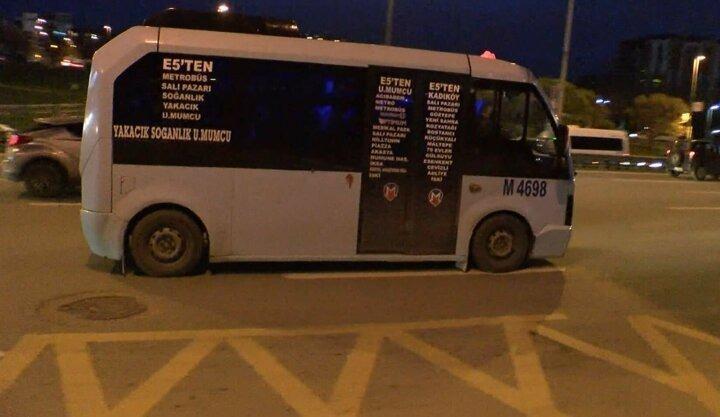 <p>&Uuml;lke genelinde koronavir&uuml;s vaka sayılarında yaşanan artışın ardından toplu ulaşım ara&ccedil;larında yapılan d&uuml;zenlemeler kapsamında minib&uuml;slerin fazla yolcu taşıması yasaklandı. Ara&ccedil;larda camların ışık ge&ccedil;irgenliği en az y&uuml;zde 70 olması gerekiyor ancak İstanbul'da cam filmi takan bazı minib&uuml;s s&uuml;r&uuml;c&uuml;leri, ara&ccedil;larının i&ccedil;inin g&ouml;r&uuml;nmemesi i&ccedil;in bu kurala uymuyor. İ&ccedil;eride ışık da yakmayan minib&uuml;sler, i&ccedil;i g&ouml;r&uuml;nmez halde ilerliyor. Kentin bir&ccedil;ok noktasında &ccedil;ekilen g&ouml;r&uuml;nt&uuml;lerde i&ccedil;i &ccedil;ok sayıda yolcu bulunan minib&uuml;slerin cam ve ışık hilesiyle boşmuş gibi yollarına devam ettiği g&ouml;r&uuml;ld&uuml;.</p>
