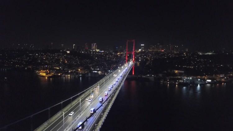 <p>Ankara'dan yola çıkan 61 ambulans akşam saatlerinde konvoy halinde İstanbul'a geldi. </p>

