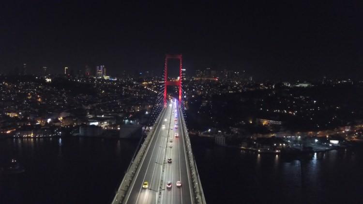 <p>Öte yandan İstanbul'a giriş yapan ambulansların 15 Temmuz Şehitler Köprüsü'nden geçiş yaptığı anlar havadan da görüntülendi.</p>
