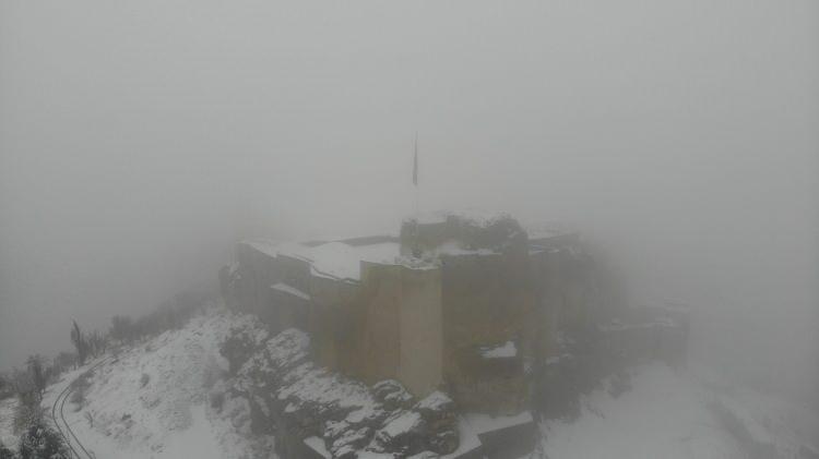 <p>Meteoroloji 13. B&ouml;lge M&uuml;d&uuml;rl&uuml;ğ&uuml;&rsquo;n&uuml;n uyarısını yaptığı kar yağışının d&uuml;n etkili olduğu kentte bin 200 rakımlı tarihi Harput Mahallesi de mevsimin ikinci kar yağışını alarak yine beyaz gelinliğini giydi.&nbsp;</p>
