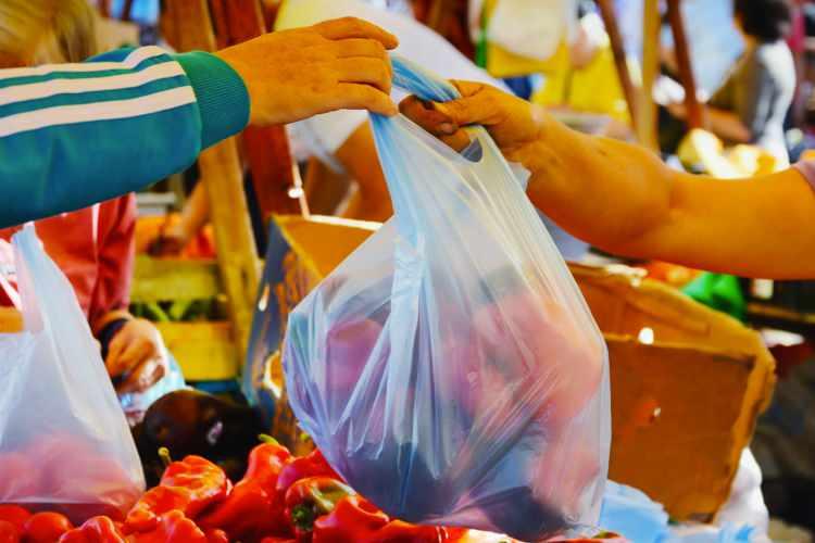 Market ve internet alışverişlerinde yeni dönem başlıyor! Ücretsiz poşet yerine verilecek