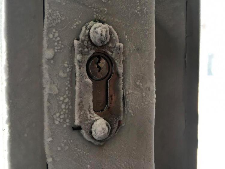 <p>Doğu Anadolu B&ouml;lgesi, kar yağışının ardından soğuk havanın dalgasının etkisine girdi. &Uuml;lkenin kuzeye yerleşen İzlanda'dan gelen al&ccedil;ak basıncın etkisi altına girdiğini belirten Meteoroloji 12'nci B&ouml;lge Tahmin ve Uyarı Merkezi yetkililerinden alınan bilgiye g&ouml;re, gece en d&uuml;ş&uuml;k sıcaklık Erzurum'un Aziziye, Ardahan'ın G&ouml;le ve Ağrı'nın Hamur il&ccedil;elerinde &ouml;l&ccedil;&uuml;ld&uuml;.&nbsp;</p>
