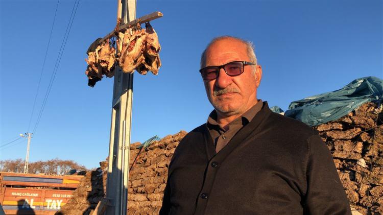<p>Ülker Çiftçi ise "Köyde yaşam zor ama yine de köyümüz her yerden iyidir. Kazımızı, tavuğumuzu kendimiz besliyoruz. Oğullarıma, kızlarıma, gelinlerime, torunlarıma bu kazları göndereceğim. Tavukları da kuruttum onları da göndereceğim. Kalanları da kendimiz yiyeceğiz" diye konuştu.</p>
<p> </p>