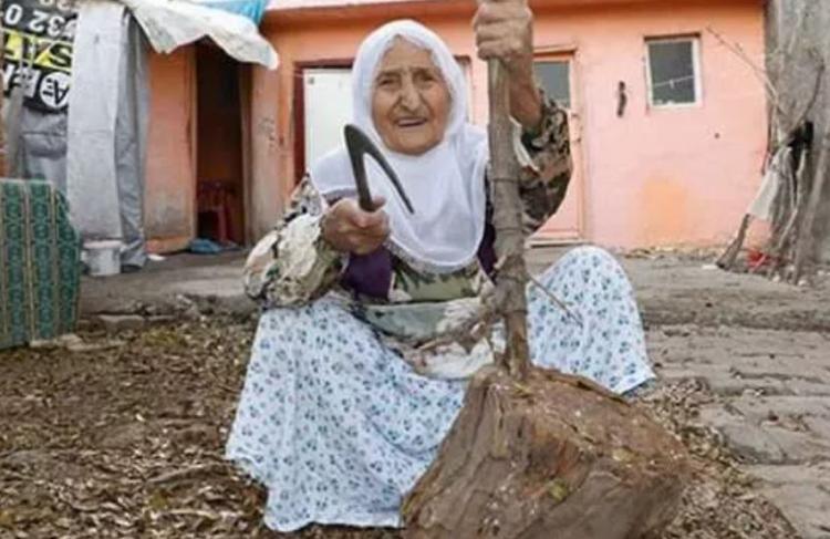 <p>Mardin'de yaşayan 103 yaşındaki <strong>Emine Tekin</strong> koronavirüsü yendi. 95 yıl önce de salgında hastalandığını anlatan Tekin <strong>“Ben çocukken yine böyle bir salgın oldu. Ben de o hastalığa yakalandım ve iyileştim” </strong>dedi.<strong> </strong>95 yıl önce de salgını anlatan Emine Teyze<strong> “Açıkçası hastaneden sağ çıkacağımı düşünmüyordum. Sürekli Allah’ıma, beni çocuklarıma ve torunlarıma bağışlaması için dua ettim. Neticede iyileştim. Allah’ım beni çok sevdiğim çocuklarıma ve torunlarıma bağışladı. Şükürler olsun. Bundan 95 yıl evvel ben çocukken yine böyle bir salgın oldu. İnsanların derisi kaynamış suya batmış gibi oluyordu. Ben de o hastalığa yakalandım ve iyileştim. O dönemde teknoloji bu şekilde gelişmemişti. İnsanlar çocuklarını eşekle veya atla doktora görüyordu. Kimileri hastaneye yetişemeden yolda ölüyordu. Bu çok acı bir şey.”</strong></p>
