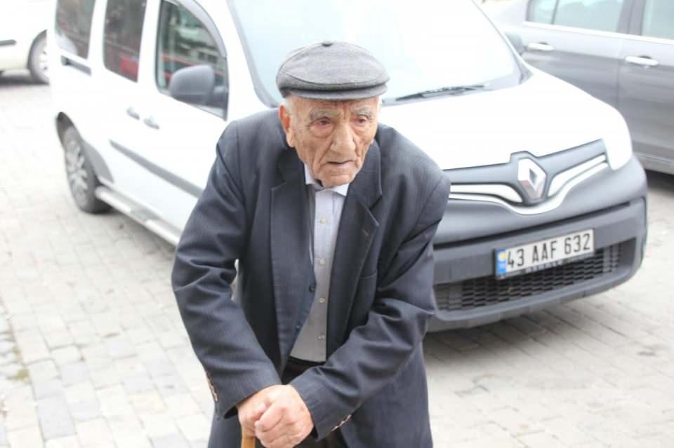 <p>Domaniç ilçesinde torunlarının işlettiği konfeksiyon dükkanında zamanını geçiren Nuri Uysal, yakalandığı koronavirüs rahatsızlığını 10 günde atlattı. </p>
