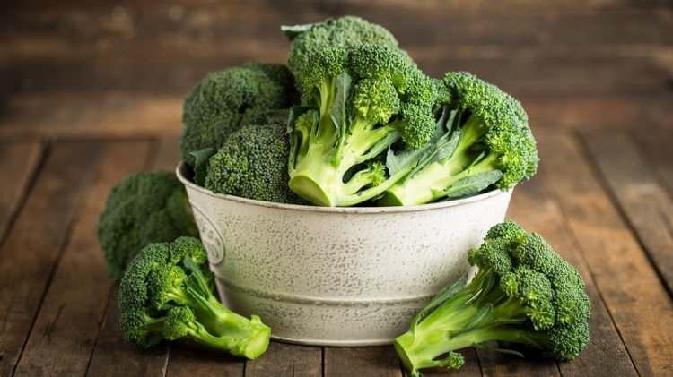 <p><strong>Brokolinin Faydaları</strong><br />
 </p>

<p><strong>Kansere karşı korur:</strong> Brokoli, A, C, E vitamini ve karotin barındırıyor. Antioksidan bakımında da zengin olan bu sebze, hücreleri serbest radikallere karşı koruyor. Brokolinin tohumundan yeni çıkmış olan brokoli filizleri, diğer sebzelere göre 50 kat daha fazla sülforafan taşıyor. Sülforafan ise kanserli hücrelerin büyümesini engellemekle birlikte onları öldürebiliyor.</p>

<p> </p>
