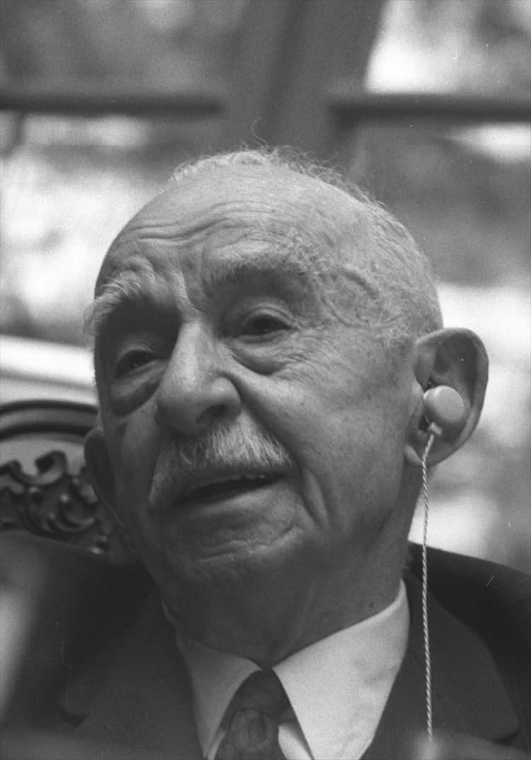 <p>27 Mayıs 1960 askeri müdahalesinden sonra Kurucu Meclis üyeliğine seçilen ve 10 Kasım 1961'de Başbakanlığa atanan İnönü, 1965'te bu görevden ayrıldıktan sonra milletvekili olarak siyasi yaşamını sürdürdü.</p>

<p> </p>
