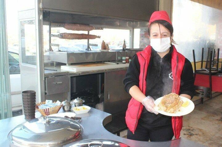 <p>Salihli’de yaşayan Elif Kaval, sosyal medyada Adana’nın yöresel lezzetlerinden olan şırdan ve mumbarı görüp, bu konuya da merak sardı. Nasıl yapıldığını öğrenen Kaval, şırdan ve mumbar dolmasını evde yapıp, sosyal medyadan satmaya başladı. </p>