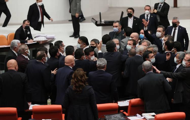 <p>Genel Kurul'da görüşülen “Kitle İmha Silahlarının Yayılmasının Finansmanının Önlenmesine İlişkin Kanun Teklifi' görüşmeleri sırasında CHP'lilerle AK Partililer arasında tartışma yaşandı.</p>
