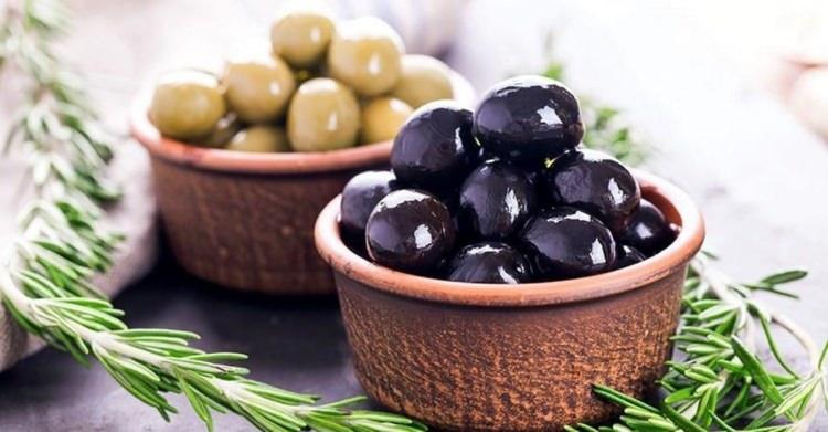 <p><strong>Zeytin: </strong>Düşük tansiyonun hızla yükselmesini sağlayacak bir diğer malzeme ise zeytin. Özellikle bol tuzlu siyah zeytin bu konuda birebir. Kan dolaşımını kısa sürede hızlandırmayı başaran bu lezzeti, düşük tansiyon sorunuyla karşılaşır karşılaşmaz tüketmeye özen gösterirseniz kısa süre içinde üzerinizdeki halsizliği atar, baş dönmesi, göz kararması gibi olumsuz etkilerden kendinizi korumuş olursunuz, bizden söylemesi. 4-5 adet zeytin bile kısa sürede tahmin ettiğinizden çok daha fazla etkili olacaktır, aklınızda bulunsun</p>
