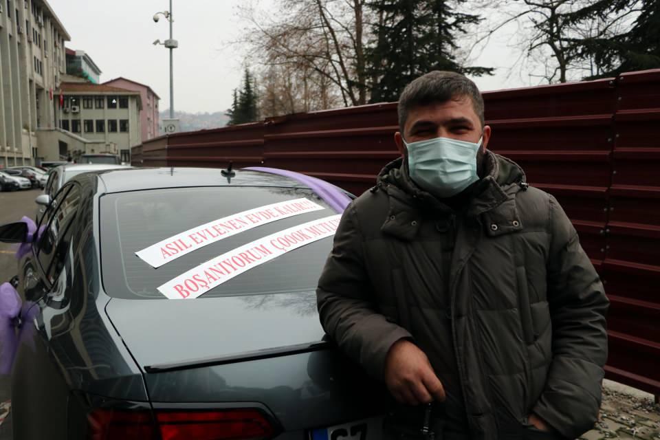 <p>Boşanmasının ardından konuşan Serkan Tepebaşı, "Biraz ironi katmak i&ccedil;in aracımı b&ouml;yle s&uuml;sledim. İnsanlara bunu g&ouml;stermek istedim. Bir tek evlenirken mutlu olmuyor insanlar. Boşandıktan sonra da mutlu olan insanlar var" dedi.</p>

<p>​</p>
