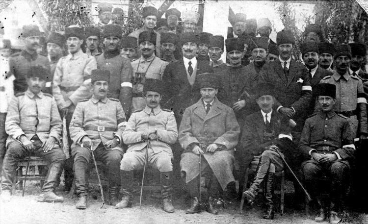 <p><strong>- Atatürk "İnönü" soyadını verdi</strong></p>

<p>Cumhuriyetin ilanından sonra 1923-1924 yıllarında ilk hükümette Başbakan olarak görev alan, Halk Fırkası Genel Başkan Vekilliğini üstlenen Mustafa İsmet, 1934'te Soyadı Kanunu çıktığında Atatürk'ün verdiği "İnönü" soyadını aldı.</p>

<p> </p>
