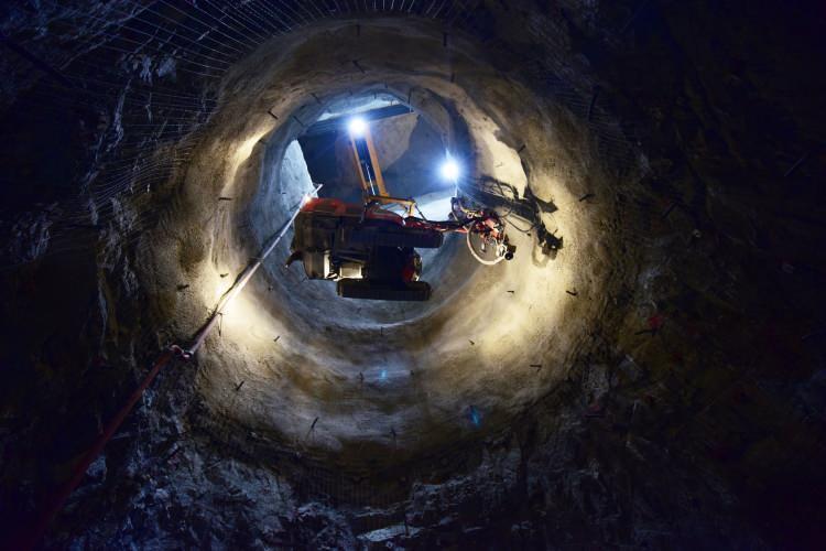 <p>Türkiye sınırları içinde 410 kilometrelik uzunluğa sahip Kuzeydoğu Anadolu’nun en büyük nehirlerinden Çoruh Nehri üzerinde yapımına devam edilen Yusufeli Barajı ve HES projesi inşaatı sürüyor. </p>