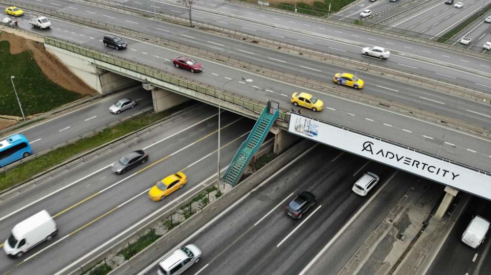 <p>Kadıköy’de araç trafiğinin yoğun olarak yaşandığı, D-100 karayolu üzerinde bulunan Göztepe köprüsündeki ilginç merdiven görenleri hayrete düşürdü. </p>

