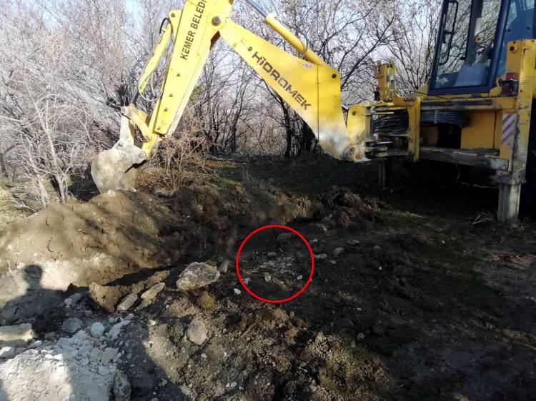 <p>Muratpaşa il&ccedil;esi Cumhuriyet Caddesi &uuml;zerindeki Kadın Yarı'nda, sabah saatlerinde k&ouml;peğini gezdiren Merve Civan, 50 metrelik obruğun dibinde baş kısmı su i&ccedil;inde bir kişinin hareketsiz yattığını g&ouml;rd&uuml;.</p>
