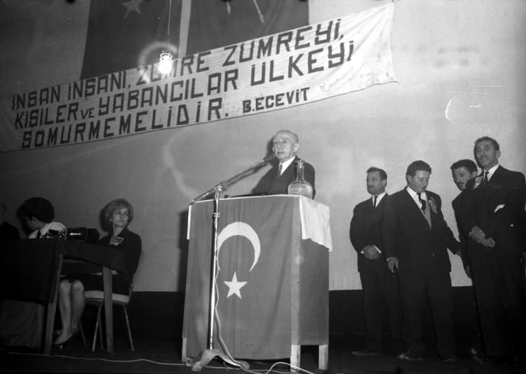 <p>Demokrat Parti'nin çoğunlukla iktidara gelmesi üzerine İnönü Cumhurbaşkanlığından çekilerek muhalefet liderliği görevine başladı.</p>

<p> </p>
