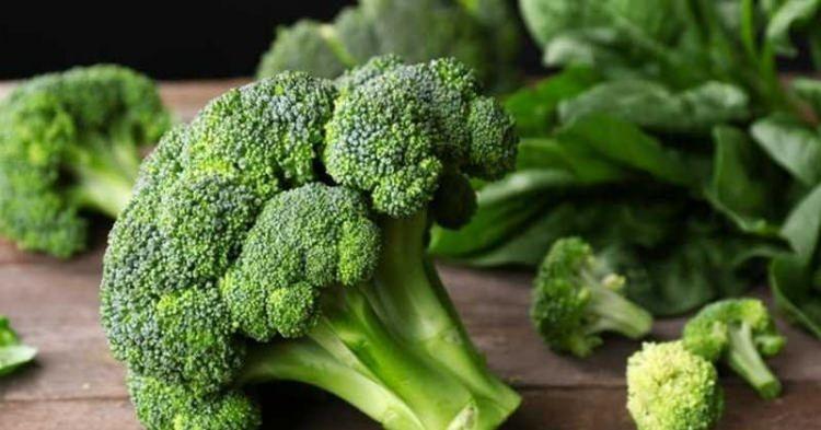 <p>Brokoli lahanagiller familyasında bulunan, küçük yeşil yumrular hâlinde yetiştirilen, haşlanarak yemeği hazırlanan bir sebzedir. İnsan sağlığına son derece faydalı sebzelerden biri olan brokoli başta kalp ve damar hastalıkları, kolesterol, sindirim sistemi, kanser hastalığı ve diyabet gibi hastalıklar olmak üzere pek çok hastalıkta güvenle kullanılabilir.</p>
