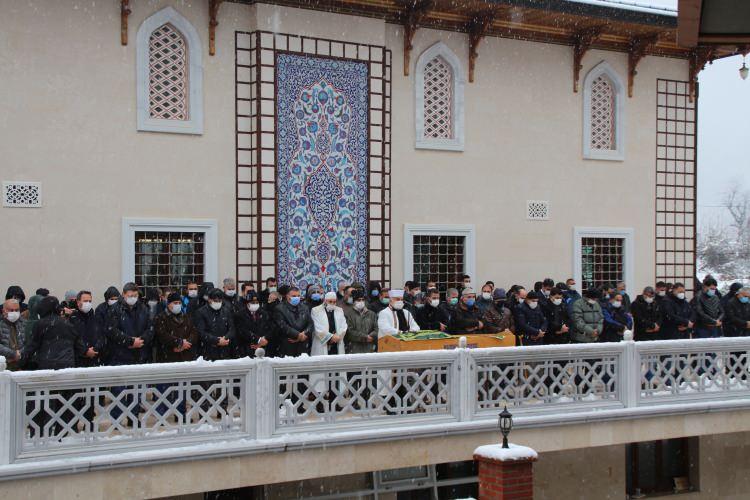 <p>Ankara'da tedavi g&ouml;rd&uuml;ğ&uuml; hastanede yaşamını yitiren Diyarbakır Valisi M&uuml;nir Karaloğlu ile Yargıtay &Uuml;yesi Burhan Karaloğlu'nun anneleri Havva Karaloğlu i&ccedil;in Rize&rsquo;nin &Ccedil;ayeli il&ccedil;esi Kaptanpaşa k&ouml;y&uuml;nde cenaze t&ouml;reni d&uuml;zenlendi. kara'da tedavi g&ouml;rd&uuml;ğ&uuml; hastanede yaşamını yitiren Diyarbakır Valisi M&uuml;nir Karaloğlu ile Yargıtay &Uuml;yesi Burhan Karaloğlu'nun anneleri Havva Karaloğlu i&ccedil;in Rize&rsquo;nin &Ccedil;ayeli il&ccedil;esi Kaptanpaşa k&ouml;y&uuml;nde cenaze t&ouml;reni d&uuml;zenlendi. Yoğun kar yağışı altında Kaptanpaşa Camii&rsquo;nde kılınan cenaze namazına Vali M&uuml;nir Karaloğlu ve Yargıtay &Uuml;yesi Burhan Karaloğlu'nun yanı sıra Rize Vali Vekili G&uuml;lhani Ozan Sarı, Jandarma Alay Komutanı Albay Hakan Dedebağ, İl Emniyet M&uuml;d&uuml;r&uuml; Nurullah G&ouml;kdemir ile ailenin yakınları katıldı.</p>
