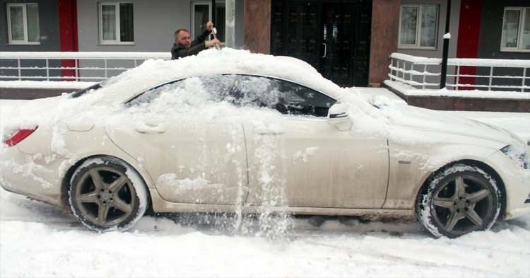 <p>Yağışla beyaza b&uuml;r&uuml;nen kentte vatandaşlar, otomobillerinin &uuml;zeri ile ev ve iş yerlerinin &ouml;n&uuml;nde biriken karı temizledi.</p>
