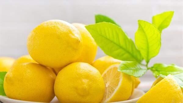 <p><strong>Limon: </strong>Düzenli limon tüketimi yaparak tansiyonunuzun dengede kalmasını ve yükselmesini önleyebilirsiniz. Kullanım için bir bardak suyun içine yarım limon sıkın ve her sabah aç karnına için.</p>

<p> </p>
