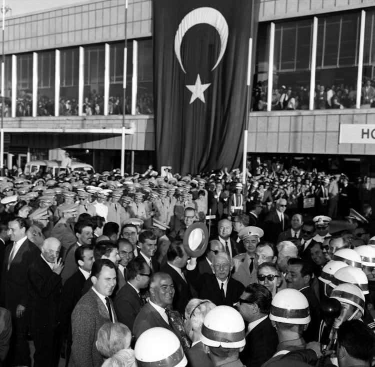 <p>İnönü, 1972'de toplanan CHP Kongresi'nde kendi desteklediği grubun, Bülent Ecevit'in listesi karşısında yenilgiye uğraması üzerine genel başkanlıktan istifa ederek senatör kimliğiyle TBMM'de görev yapmaya devam etti.</p>

<p> </p>
