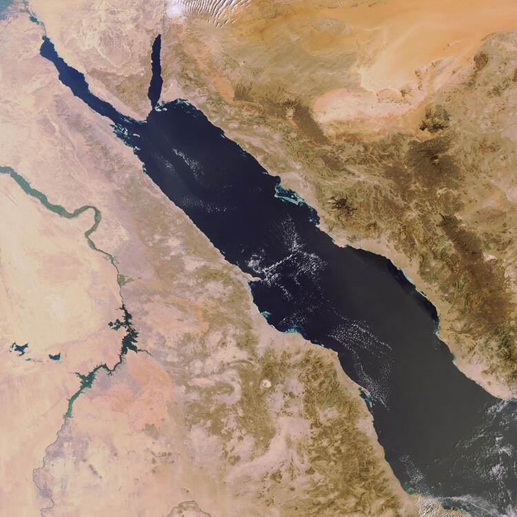 <p>Sudan Silahlı Kuvvetleri’nin resmi sayfasına göre ABD ataşesi Yarbay Jacob Day, cumartesi günü Kızıldeniz’deki deniz üssünde görevli Sudan Deniz Kuvvetleri komutanı Tümgeneral Hacı Ahmed Yusuf Babekir ile bir araya gelerek, özellikle Sudan Deniz Kuvvetleri’nin ‘oynadıkları özel rol’ olarak adlandırdığı çalışmaları çerçevesinde ikili askeri ilişkileri ilerletmenin yollarını görüştü.</p>

<p> </p>

