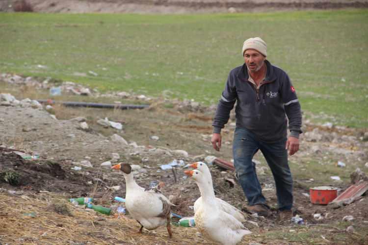 <p>Peynirimizi, s&uuml;t&uuml;m&uuml;z&uuml;, tereyağımızı burada biz kendimiz &uuml;retiyoruz. Elektriğimizi g&uuml;neş panelinden karşılıyoruz. Buraya kesinlikle Korona vir&uuml;s uğramıyor. Burada dağ başında temiz hava, kimseyle irtibatımız yok. Burada her şey doğal. Burada yazın bah&ccedil;emizi falan biz kendimiz yapıyoruz.</p>
