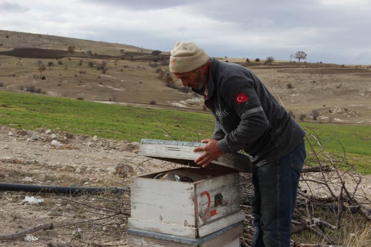 <p>Baraj suyumuz var; domates, biber, salatalık, patlıcan gibi yeşillik &uuml;r&uuml;nlerinin hepsini biz kendimiz yetiştiriyoruz. Ben kendimi burada Afyon&rsquo;un &lsquo;Mandıra Filozofu&rsquo; gibi hissediyorum. Ailemle birlikte her şeyi burada biz kendimiz &uuml;retiyoruz, doğal besleniyoruz&rdquo; diye konuştu.</p>
