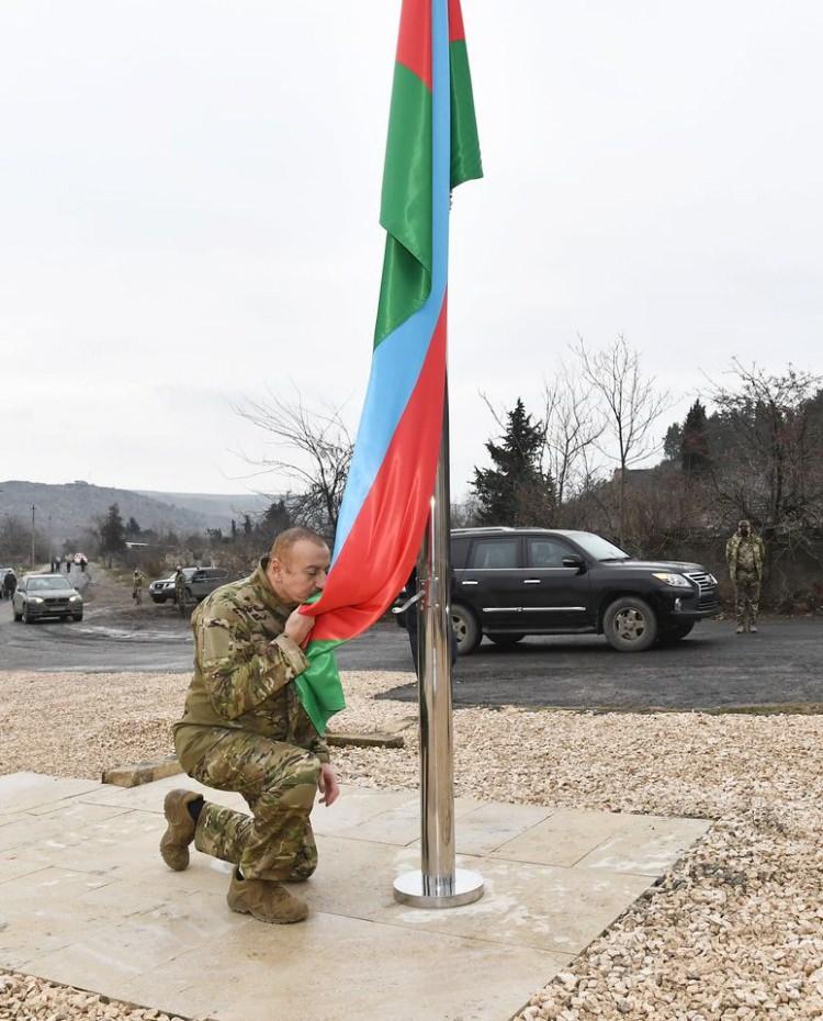 <p>Dün gerçekleştirdiği ziyarette Aliyev, kendi kullandığı araçla önce Gubadlı'nın Hanlık köyüne ulaşarak burada görev yapan askerlerle görüştü. Aliyev, kendisini sevgi gösterileriyle karşılayan askerlerle sohbet etti, hatıra fotoğrafı çektirdi.</p>
