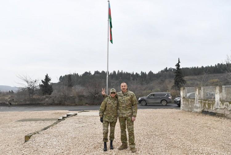 <p>İşgalden kurtarılan bölgeleri ziyaret ettiğinde ve Ermenilerin yaptığı vahşeti gördüğünde sadece Azerbaycan için değil, tüm bölge için büyük bir iş yaptıklarına bir kez daha emin olduğunu ifade eden Aliyev, "Biz Ermeni faşizminin kafasını ezdik. Biz faşist ve terörist Ermeni devletinin belini kırdık. Ermenistan devleti ve toplumu bundan doğru sonuçlar çıkarmalıdır. Rövanş duygusuyla yaşarlarsa, sonları kötü olur." dedi.</p>

<p>Aliyev, Ermenilerce yıkılan tüm köy ve şehirleri imar edeceklerini, Azerbaycanlıların buralara dönerek ebediyen yaşayacaklarını vurguladı.</p>

<p>Gubadlı'nın ardından Zengilan şehir merkezini de ziyaret eden Aliyev, burada da göndere bayrak çekti.</p>
