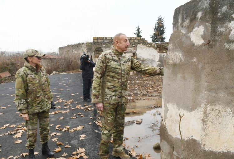 <p><strong>"30 YIL BOYUNCA DEFALARCA UNESCO'YA BAŞVURDUK"</strong></p>

<p>Aliyev, Zengilan'da, Ermenilerce tamamen harabe duruma getirilen bir caminin önünde yaptığı konuşmada, bir zamanlar işgal altında olan tüm bölgelerde tarihi ve dini yapıların benzer durumda olduğunu hatırlattı ve "Dünya 30 yıl boyunca buna sessiz kaldı" ifadelerini kullandı.</p>
