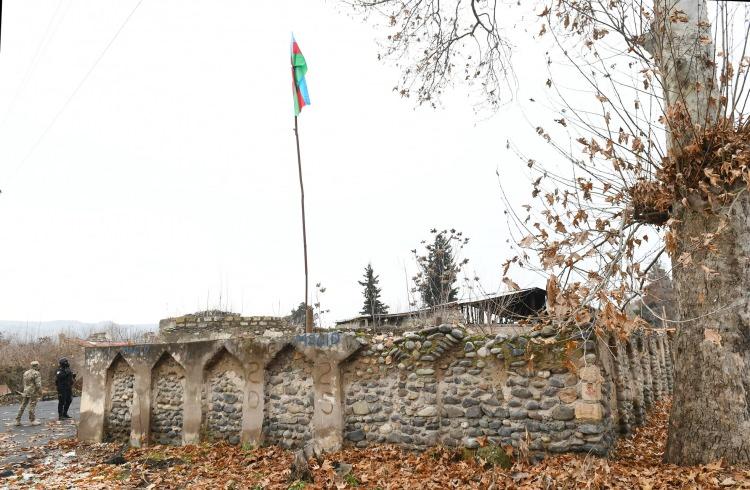 <p>Başvurularımıza yanıt verdiler mi? Savaş biter bitmez Ermeni anıtlarının korunması gerektiğini söylemeye başladılar. Biz tüm anıtları koruyoruz, dünya da bunu biliyor. Bakın, burada bir cami var. UNESCO, buraya gel ve gör. </p>