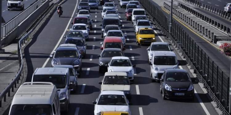 <p><strong>İSTANBUL, HAKKARİ ARASINDA 169 LİRA </strong></p>
<p>Yapılan düzenli artışlarla yeni yılda trafiğe yeni kayıt edilecek araçlarda en pahalı trafik sigortası 1.626 lira ile İstanbul'da olacak.</p>