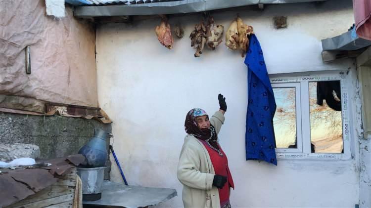 <p>‘KARS KAZI KAR YEMEDEN KESİLMEZ’</p>
<p>Hakkı Akbaba, "Ülkemizde diğer bölgelerde yetiştirilen kazlar Kars kazının ne kilosunu ne de özelliğini taşır. Kars kazı kar yemeden kesilmez. Soğuğu iyice yer ve kesildikten sonra iyice tuzlanıp kurutulur. </p>