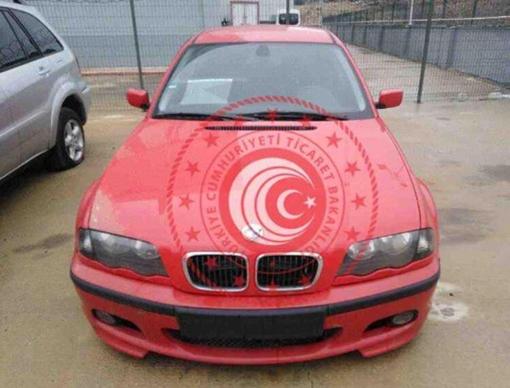 <p>1999 MODEL BMW 3.18 İ OTOMOBİL/<strong> İhale fiyatı: 100 bin TL</strong></p>
<p><a href="https://www.ahaber.com.tr/galeri/otomobil/en-ucuz-ikinci-el-arabalar-bakanlik-hepsini-satisa-cikardi-24-bin-liraya-alicisini-bekliyor/11">.</a></p>