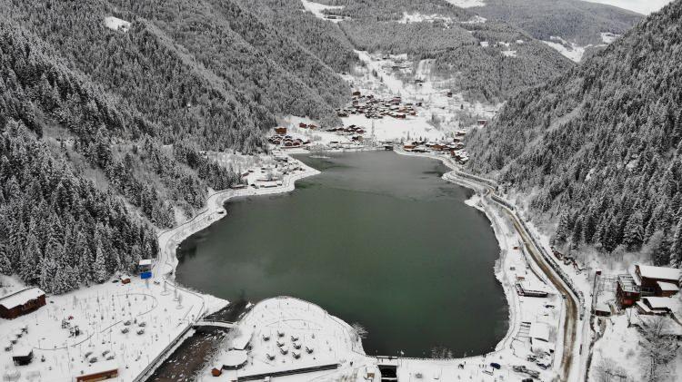 <p>Türkiye'nin en önemli turizm destinasyonlarından biri olan Trabzon'da bulunan Uzungöl, soğık havalar ve kar yağışı sonrası kısmen dondu.</p>
