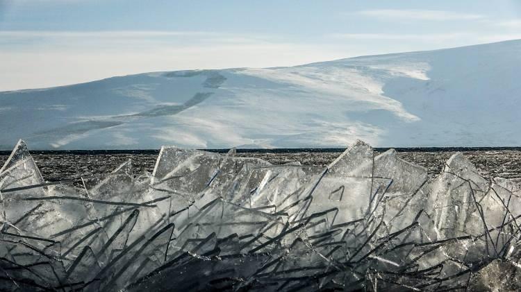 <p>Yüzeyi tamamen donan Çıldır Gölü'nde kasırgadan dolayı parçalara bölünen buz kütleleri sahile vurdu. Ortaya kutuplarda görülen görüntüler çıktı. </p>
