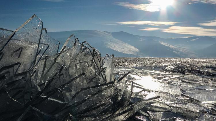 <p>Doğu Anadolu Bölgesi’nin Van’dan sonra ikinci büyük gölü olan Çıldır’ın yüzeyi, bu yıl geç de olsa donmaya başladı. Gölün yüzeyini kaplayan buz kütlesi rüzgarın etkisiyle parçalanıp sahile vurdu. </p>
