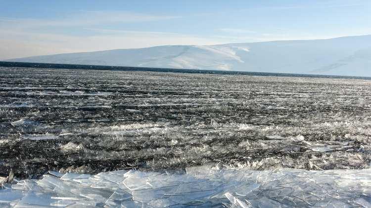 <p>Akçakale köyünde balık lokantası işleten Turhan Kılıç, rüzgarın etkisiyle buz kütlelerinin kırıldığını söyleyerek, <em>"Gölde oluşan kasırgadan dolayı buz kütleleri oluştu. Burası şu anda tamamen Antarktika’yı anımsatmakta ve kristal göl haline dönüştü"</em> diye konuştu.</p>
