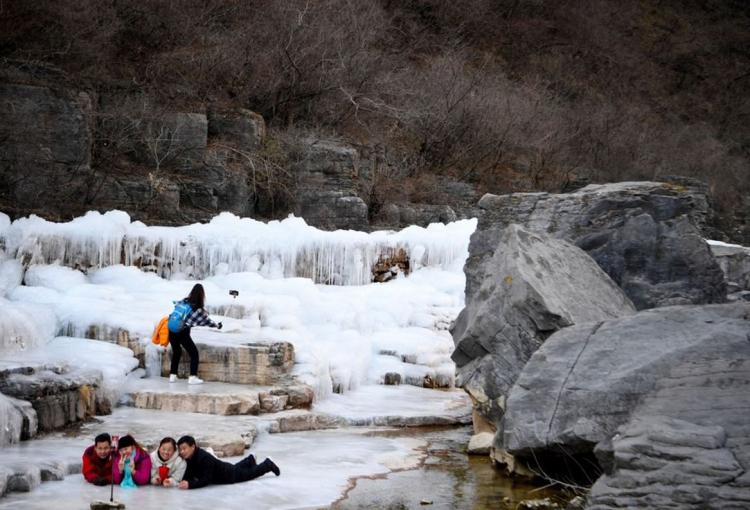 <div>Çin'in orta bölgesinde yer alan Henan eyaletindeki Jiaozuo'da doğasının güzelliğiyle ünlü Yuntai Dağı'ndaki donmuş şelale manzarasının tadını çıkaran insanlar.</div>
