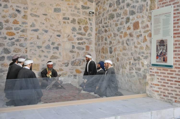 <p>Yıllar sonra kapılarını ziyaretçilerine açacak müzede, medrese yaşamı, eğitimi ve taş işçiliği canlandırılacak. </p>