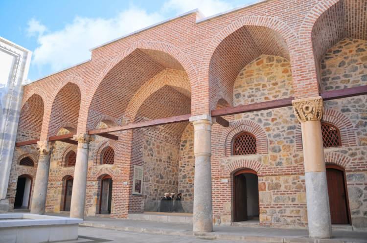 <p>Akşehir’deki ilk müze binası olarak kullanılan Taş Medrese’de 1960- 1965 yılları arasında ve 1971 yıllarında restorasyon yapıldı. </p>
