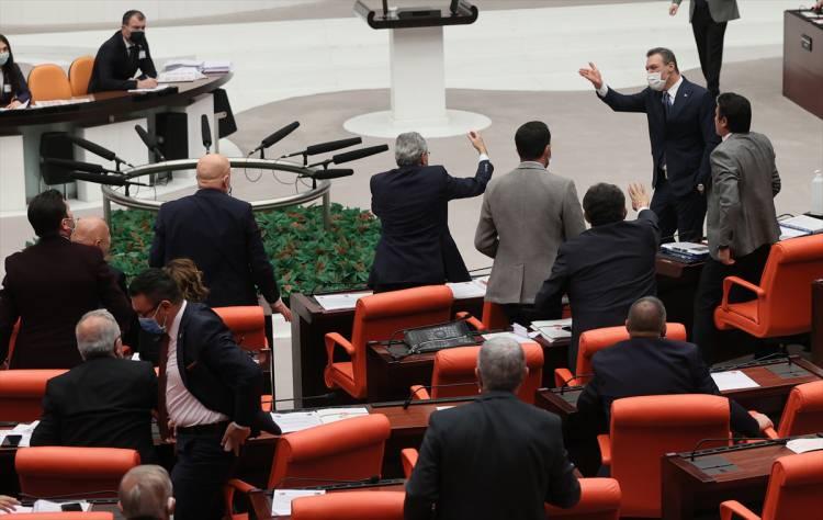 <p>TBMM Genel Kurulu'nda konuşmalar devam ederken, CHP ve AK Parti Milletvekilleri arasında tartışma yaşandı.</p>
