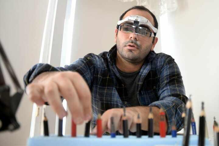 <p>Farklı &ouml;zellik ve boyutlardaki kurşun kalemleri &ouml;zel bı&ccedil;ak ve neşterlerle oyarak birer sanat eseri haline getiren Kimya M&uuml;hendisi Recep Al&ccedil;amlı, kalem ucuna minyat&uuml;r fig&uuml;rler işliyor.</p>
