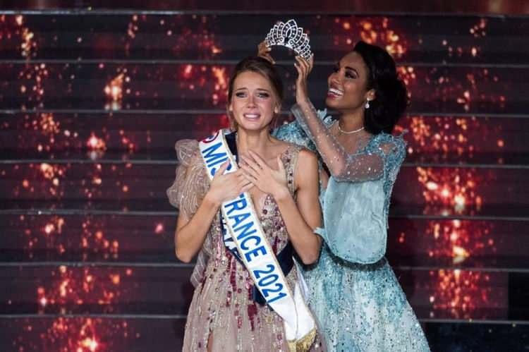 <p><strong>Fransa'da corona virüs salgını kısıtlamalarına uygun olarak gerçekleşen 2021 Frans Güzellik Yarışması'nda (Miss France 2021) birinci, tıp fakültesi öğrencisi Amandine Petit oldu.</strong></p>

<p> </p>
