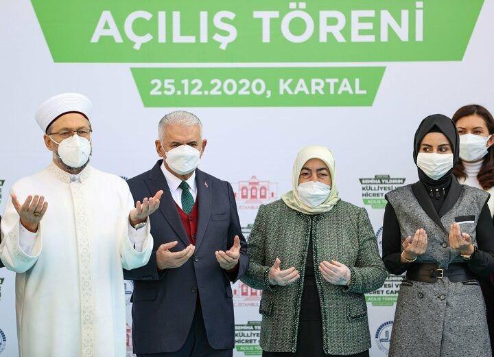 <p>AK Parti İzmir Milletvekili Binali Yıldırım'ın eşi Semiha Yıldırım adına İstanbul'un Kartal il&ccedil;esinde "&Ouml;ğretmen Semiha Yıldırım K&uuml;lliyesi ve Hicret Camisi" inşa edildi.</p>
